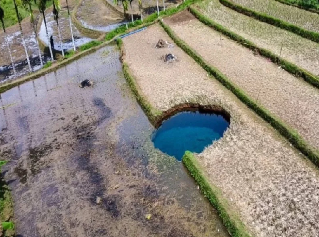 Lubang Raksasa di Situjuah Batua, Warga Ramai Ambil Air Ajaib