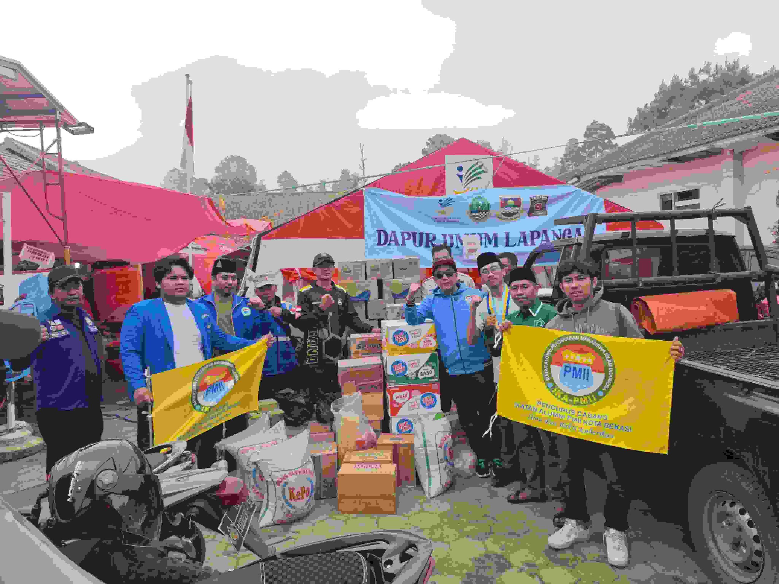IKA PMII dan PMII Kota Bekasi Salurkan Rp10 Juta untuk Korban Longsor Pasir Langu Bandung Barat