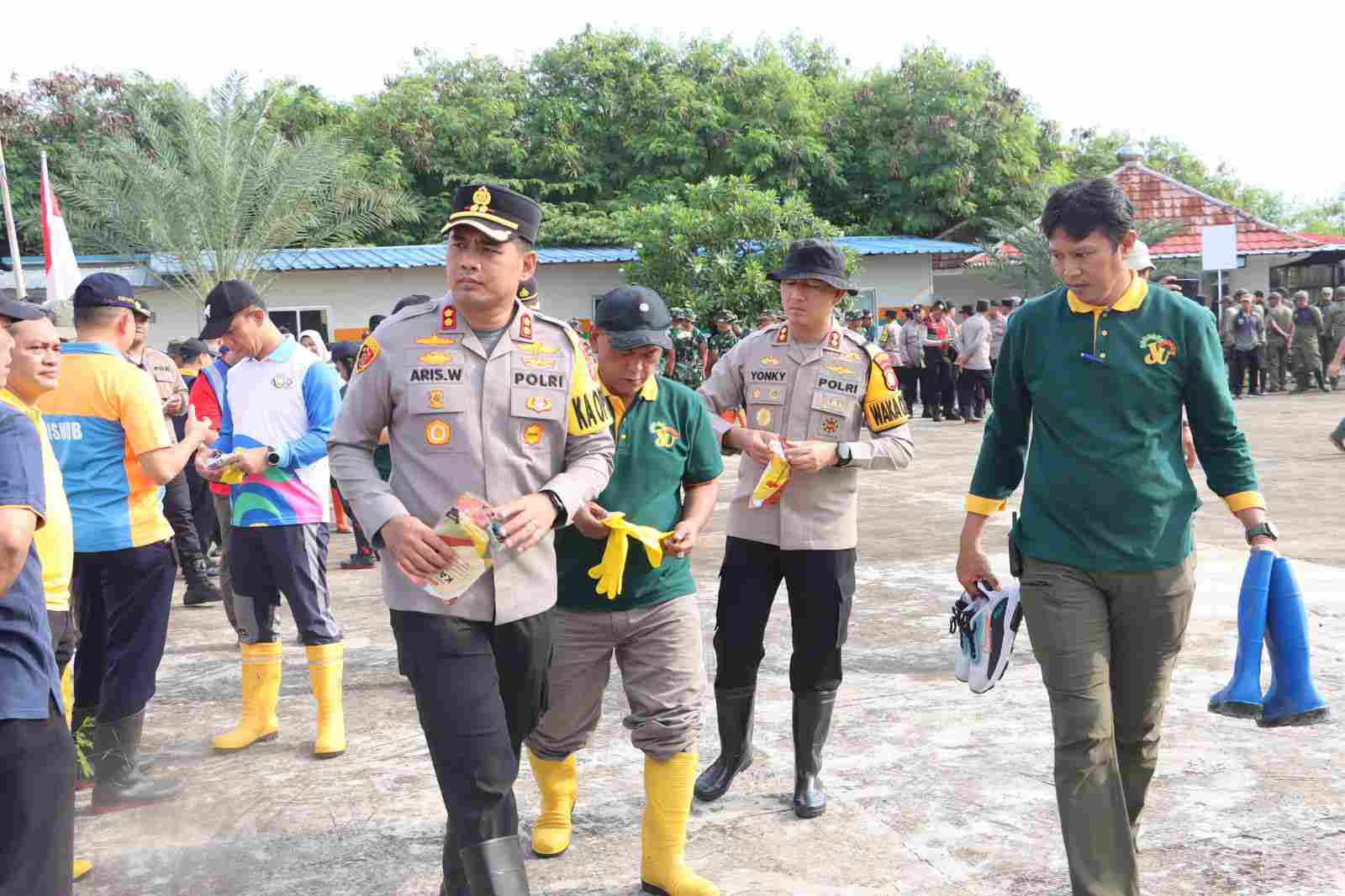 Kapolres Priok Bersama Forkopimko, Korve Bersih – Bersih Pesisir Laut Marunda
