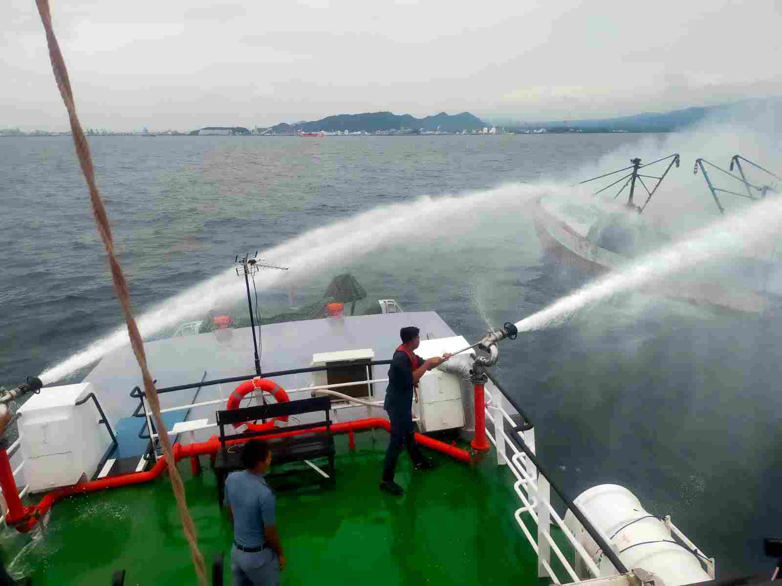 KN Jembio-P.215 Berhasil Padamkan Kebakaran KM Inti Marina VII di Perairan Pulau Ular, 29 Penumpang Selamat