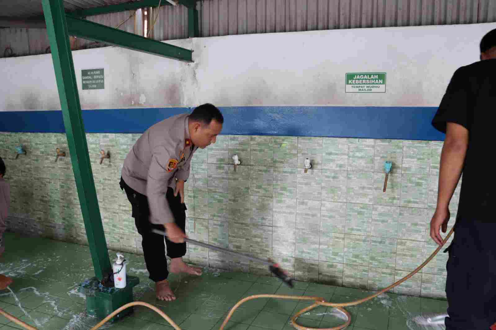 Satgas Bang Jasri Polre Priok, Gelar Kerja Bakti di Masjid Baitul Latief, Pererat Sinergi Ramadan 1447 H