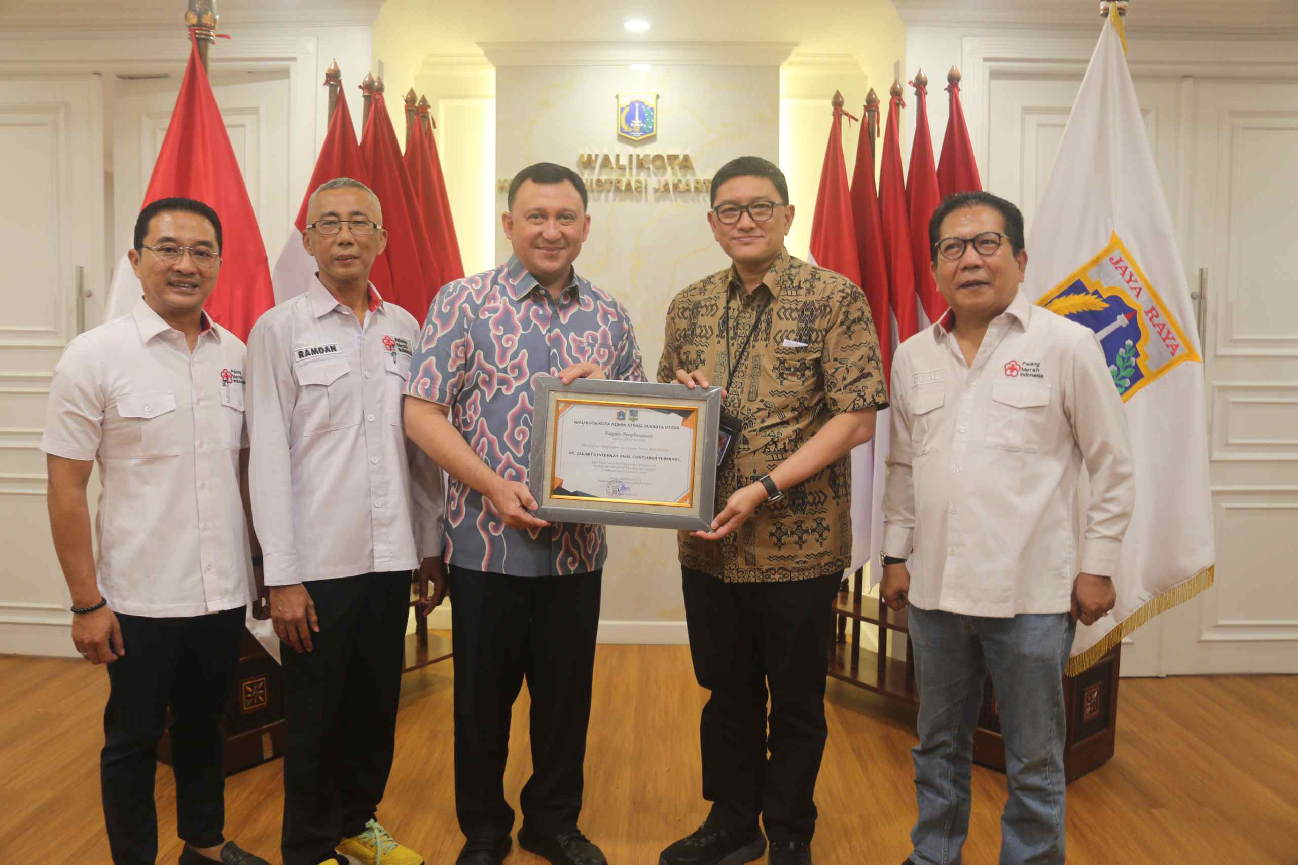 JICT Salurkan Donasi Kemanusiaan untuk Aceh melalui PMI Jakarta Utara, Terima Penghargaan Bulan Dana 2025