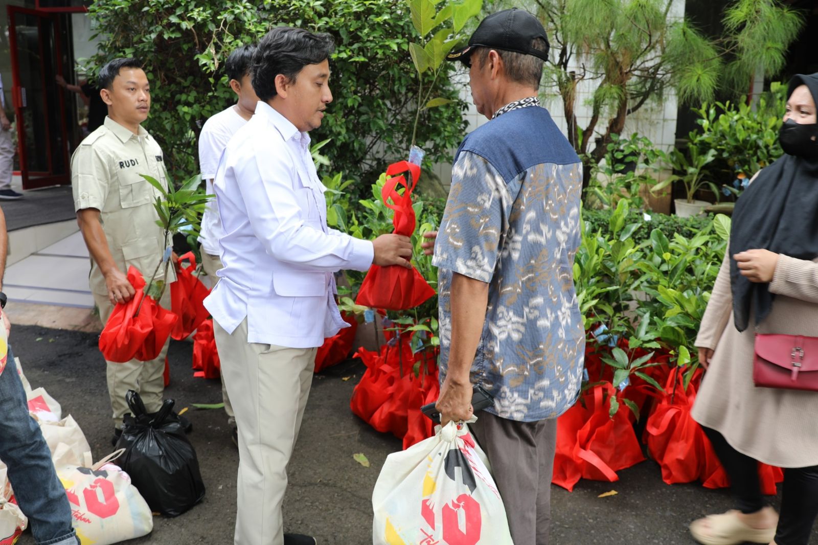 Gelar HUT ke-18, Gerindra Bagi Bibit Pohon Buah ‘Simbol’ Keberlanjutan Perjuangan