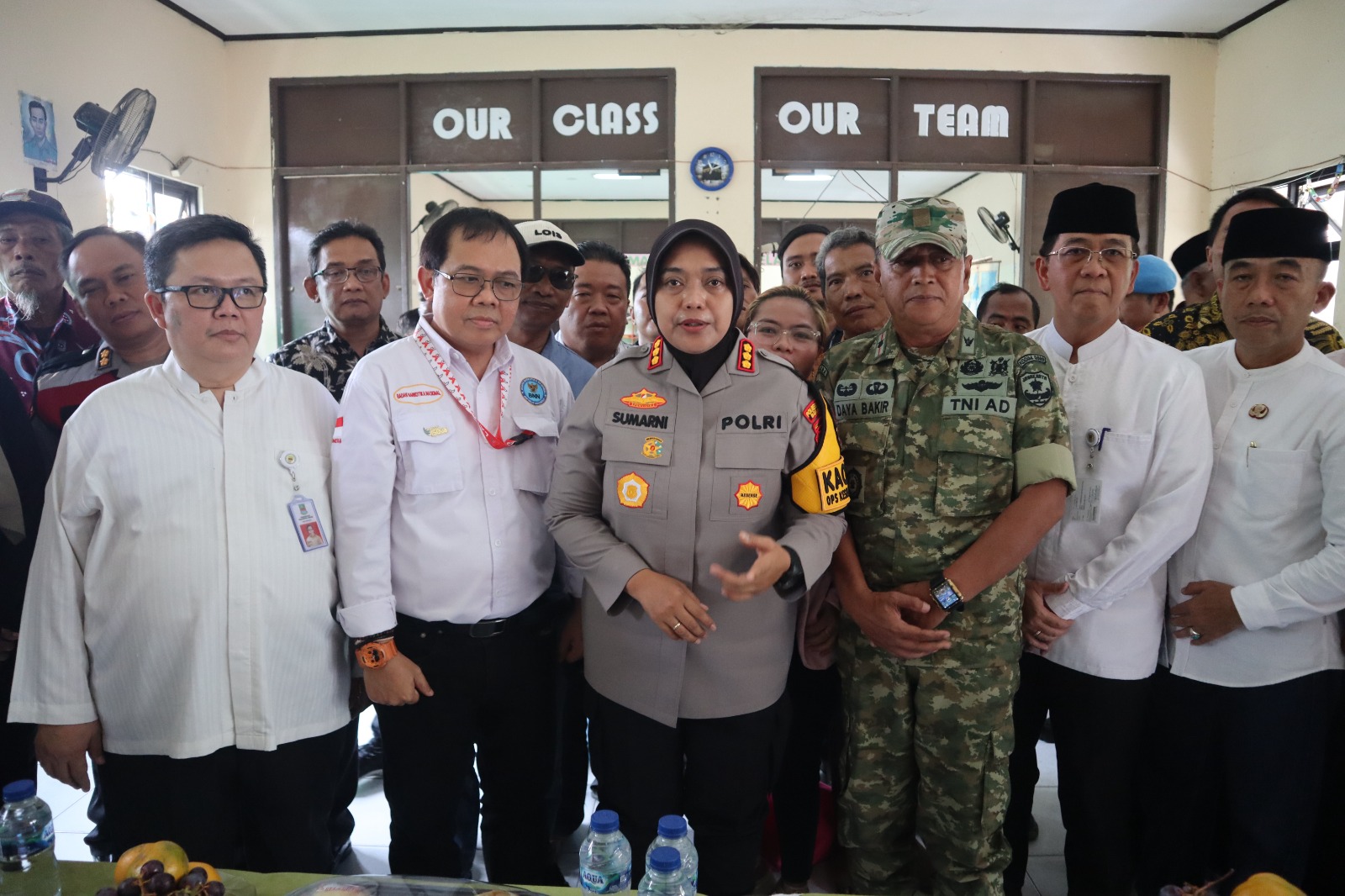 Perangi Narkotika Kampung Kavling, Kapolres Metro Bekasi Turun Langsung Berikan Edukasi dan Berikan 300 Paket Sembako Kepada Warga dan Tokoh Lingkungan
