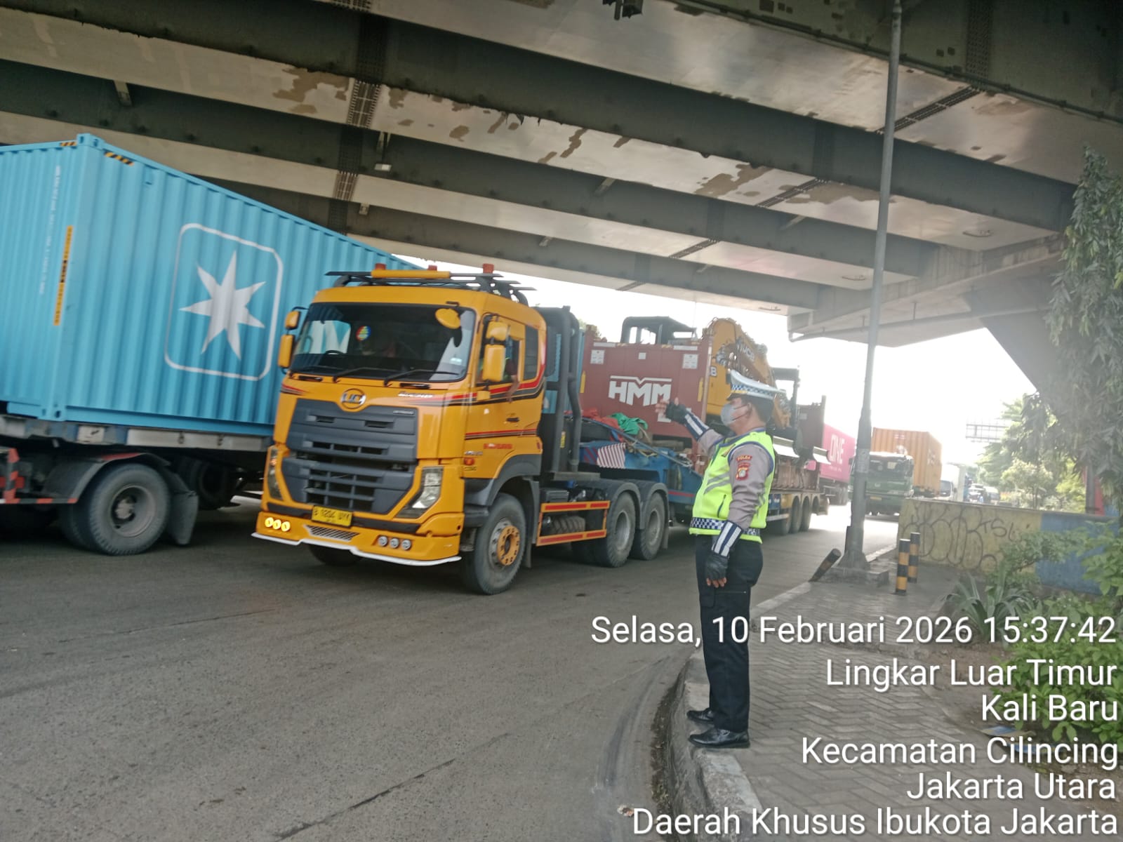 Arus Lalu Lintas di Kawasan Pelabuhan Tanjung Priok Terpantau Lancar dan Terkendali Meski Volume Kendaraan Ramai