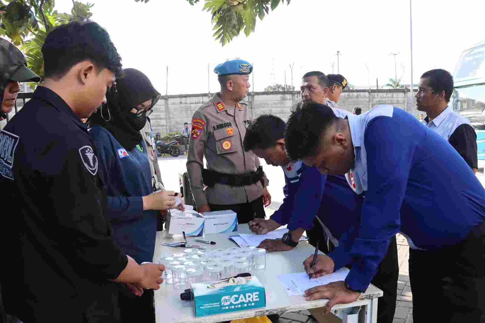 Polres Pelabuhan Tanjung Priok, Cek Urine, Kesehatan Terhadap Sopir Mudik Gratis KB-SI.P Bersama Pelindo