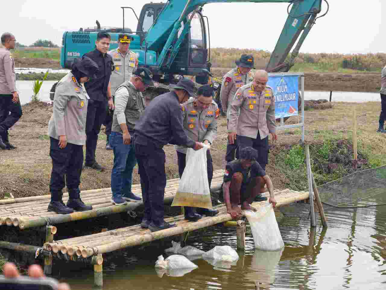 Polda Metro Jaya Tebar 37 Ribu Benih Ikan di Muara Gembong, Dukung Ketahanan Pangan
