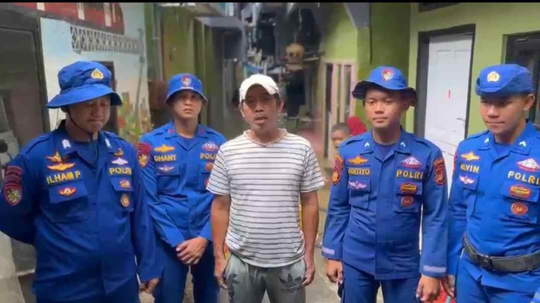 Polairud Polda Metro Jaya Evakuasi Warga Kebon Pala, Ketua RT: Apresiasi Tinggi dan Terima Kasih atas Kepedulian Polisi