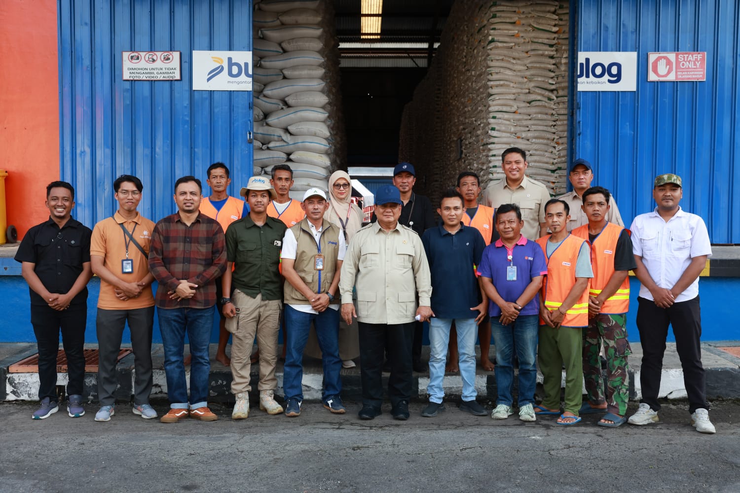 Di Tengah Sidak Gudang Bulog di Magelang, Prabowo Sapa dan Foto Bareng Pegawai