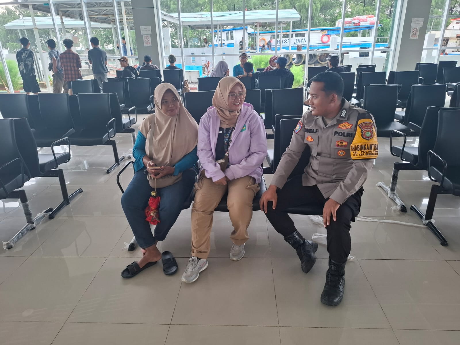 Bhabinkamtibmas Pulau Tidung Sambangi Warga, Ajak Jaga Kamtibmas dan Sosialisasikan Layanan 110