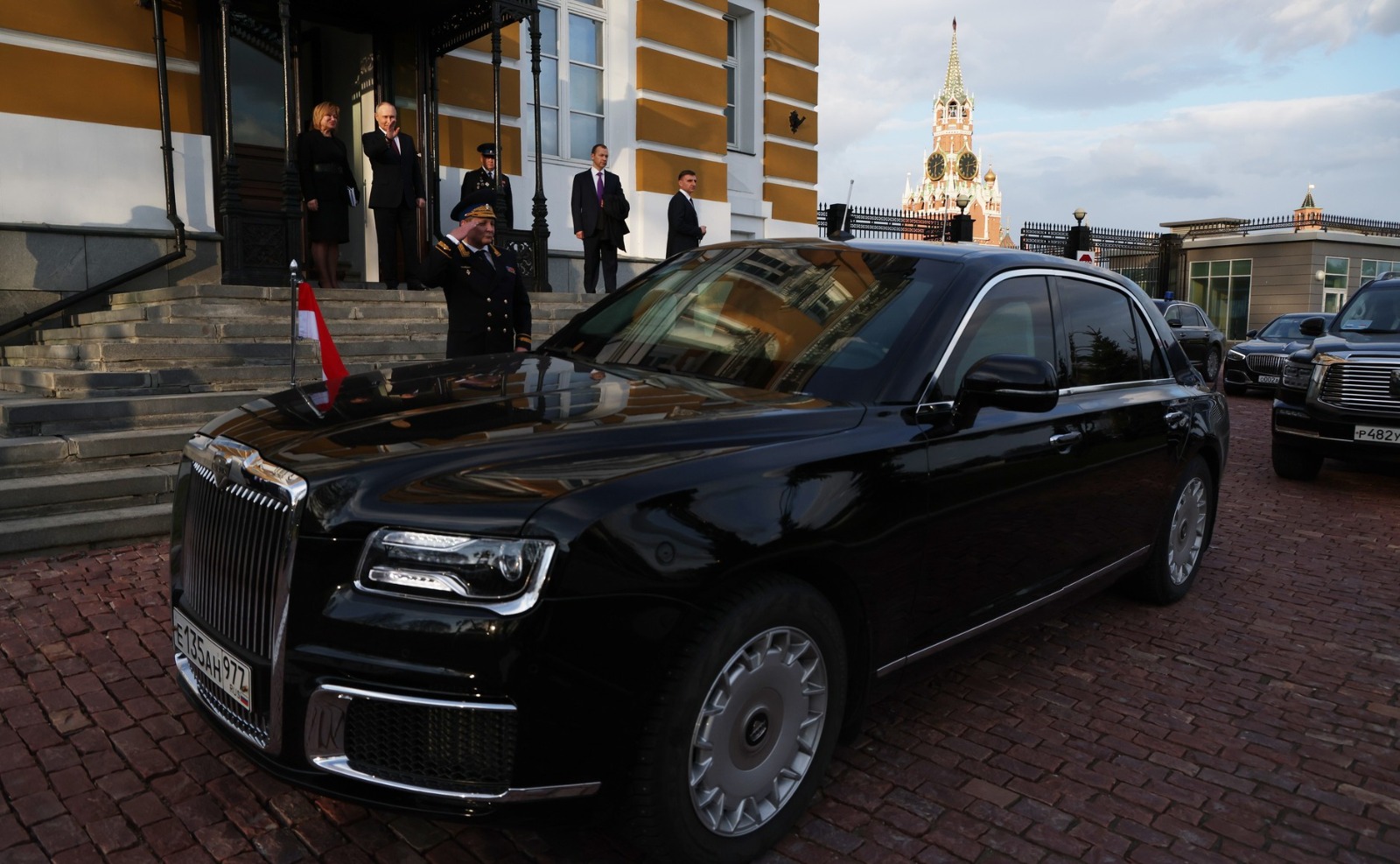 Momen Keakraban Prabowo dan Putin saat Antar Kepulangan dari Rusia