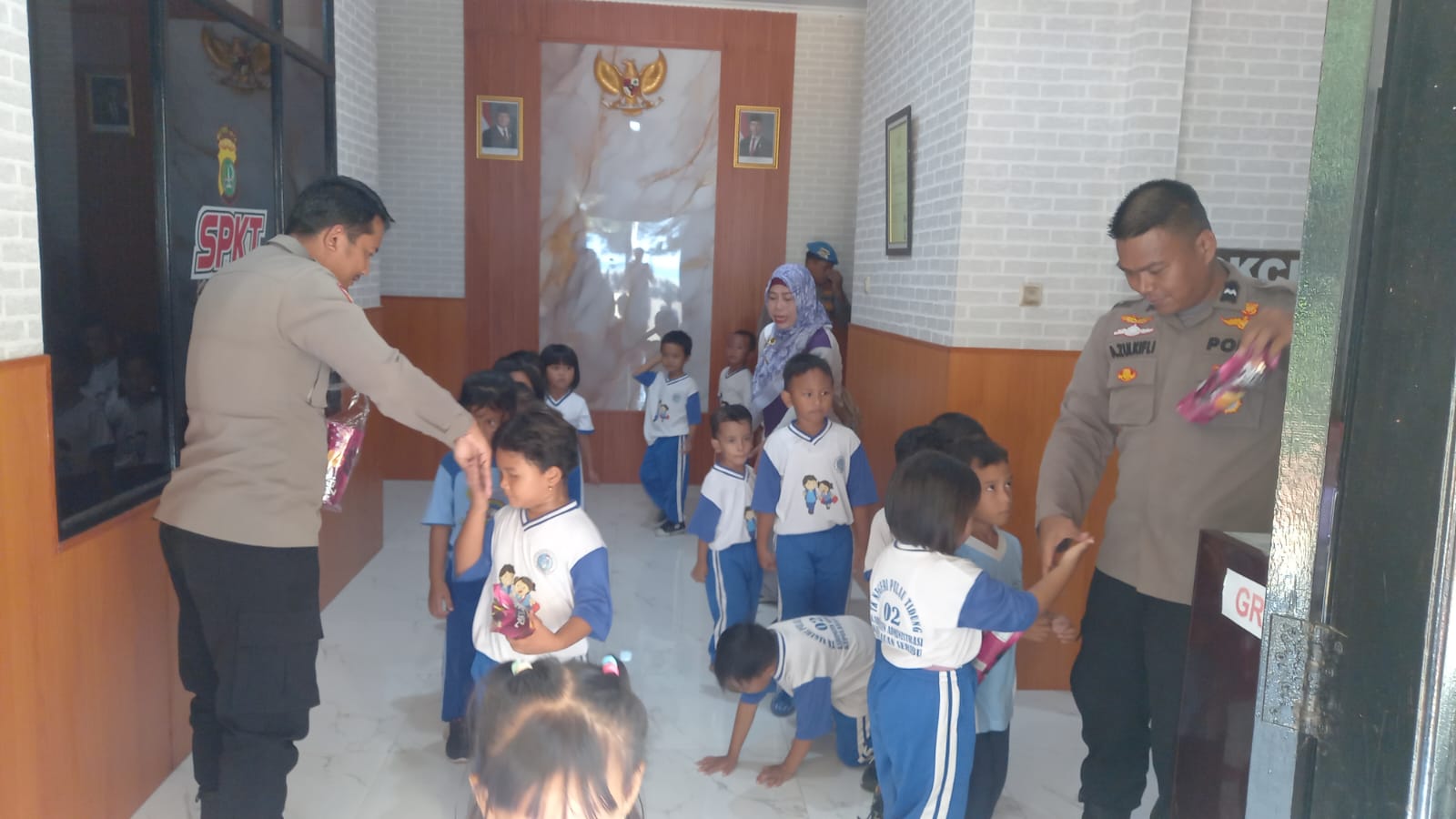 Polisi Sahabat Anak, Murid TK Pulau Tidung Belajar Profesi Kepolisian di Polsek Kepulauan Seribu Selatan
