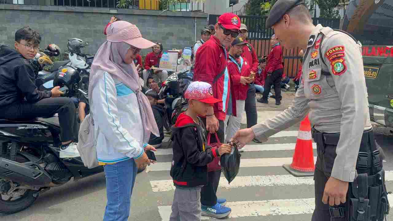 Pelayanan Humanis May Day, Polisi Bagikan Makanan kepada Peserta Aksi