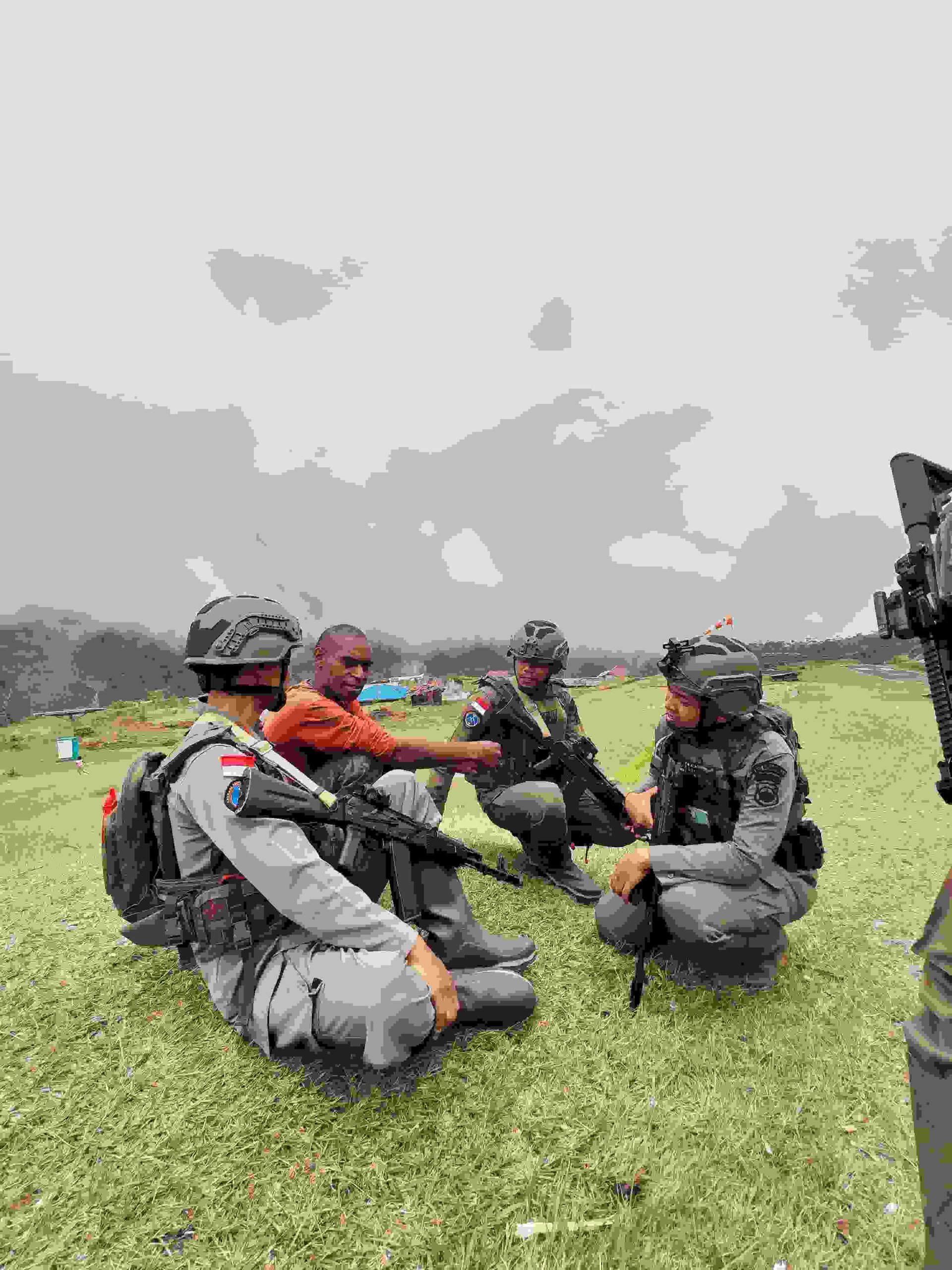 Satgas Operasi Damai Cartenz Laksanakan Patroli Humanis di Kiwirok, Perkuat Kedekatan dengan Warga