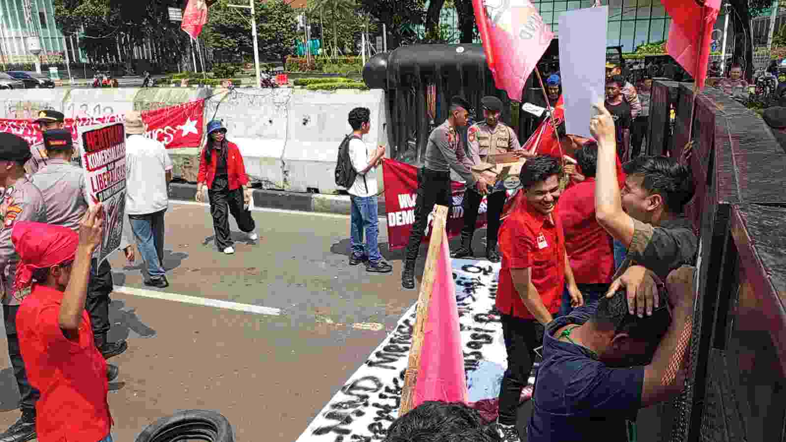 Di Tengah Aksi Penyampaian Aspirasi, Polisi Bagikan Air Mineral dan Snack untuk Massa