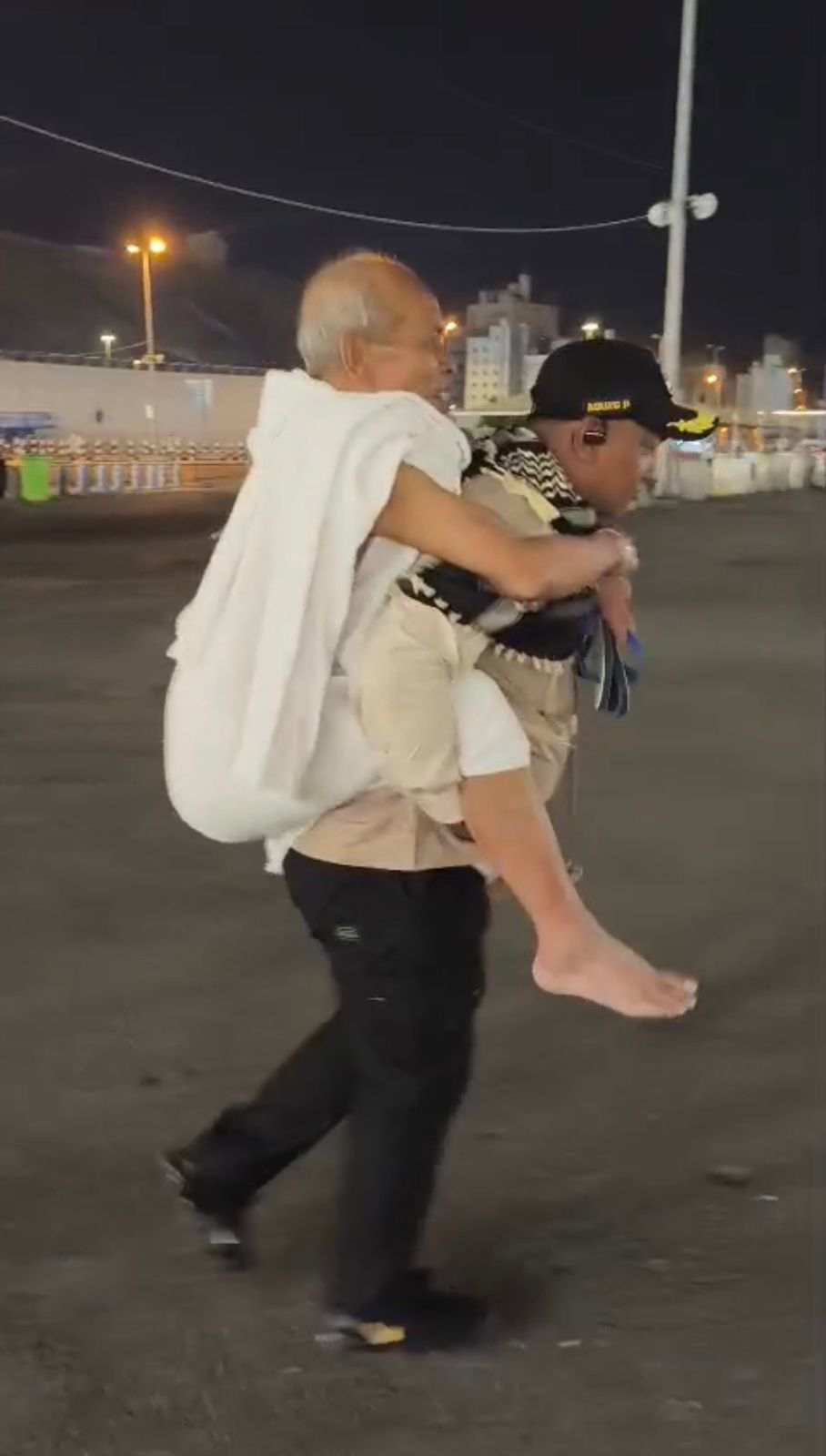 Aksi Humanis Personel Polri di Mekah, Gendong Jemaah Lansia yang Terjatuh Usai Umrah Wajib