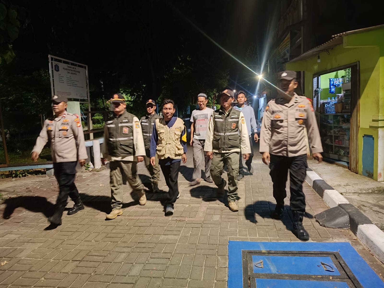 Patroli Gabungan Siskamling, Polsek Kepulauan Seribu Selatan Perkuat Pencegahan Kejahatan dan Sosialisasi Layanan 110