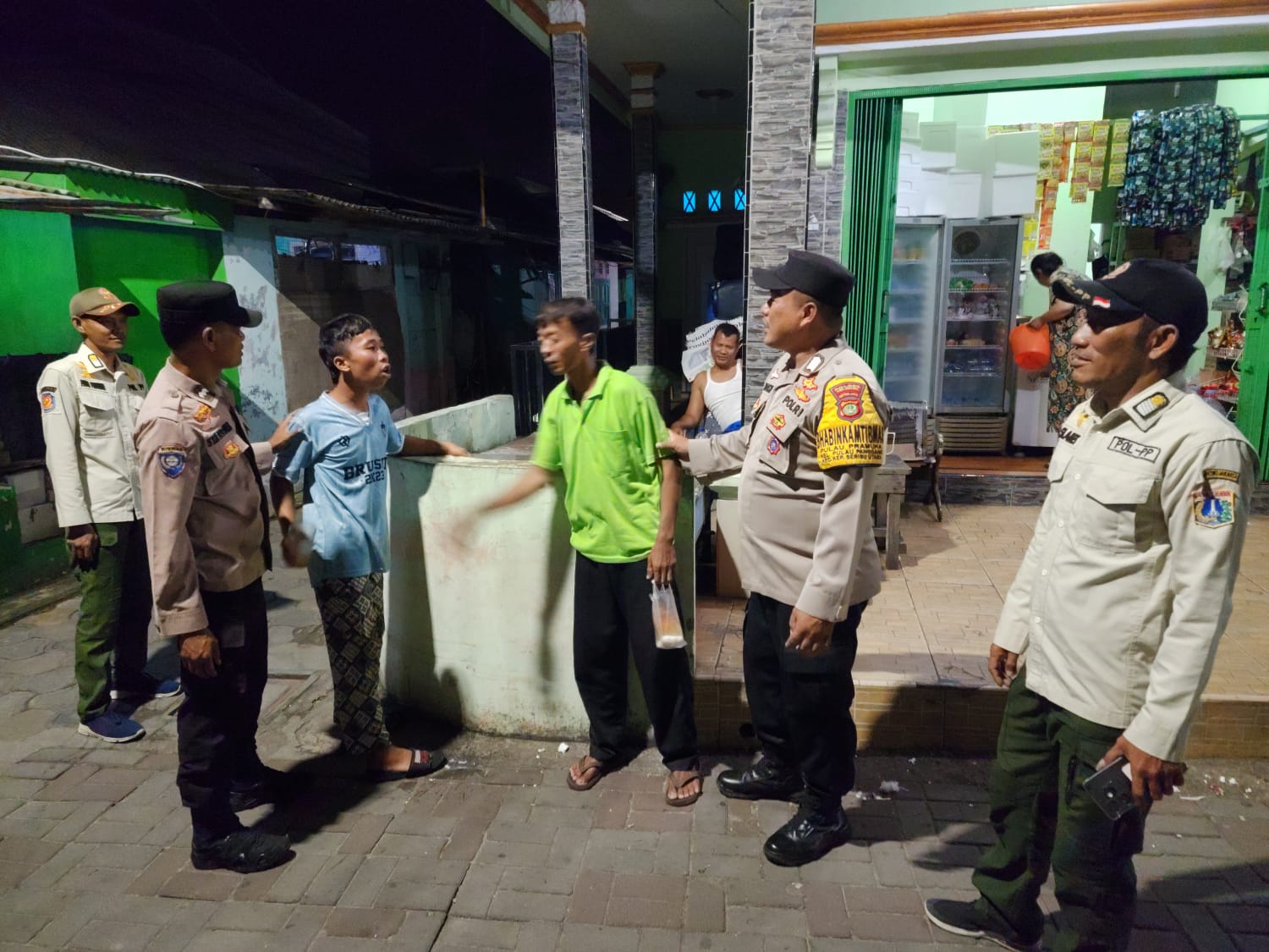 Patroli Malam Gabungan Polsek Kepulauan Seribu Utara Perkuat Siskamling dan Sosialisasi Layanan 110
