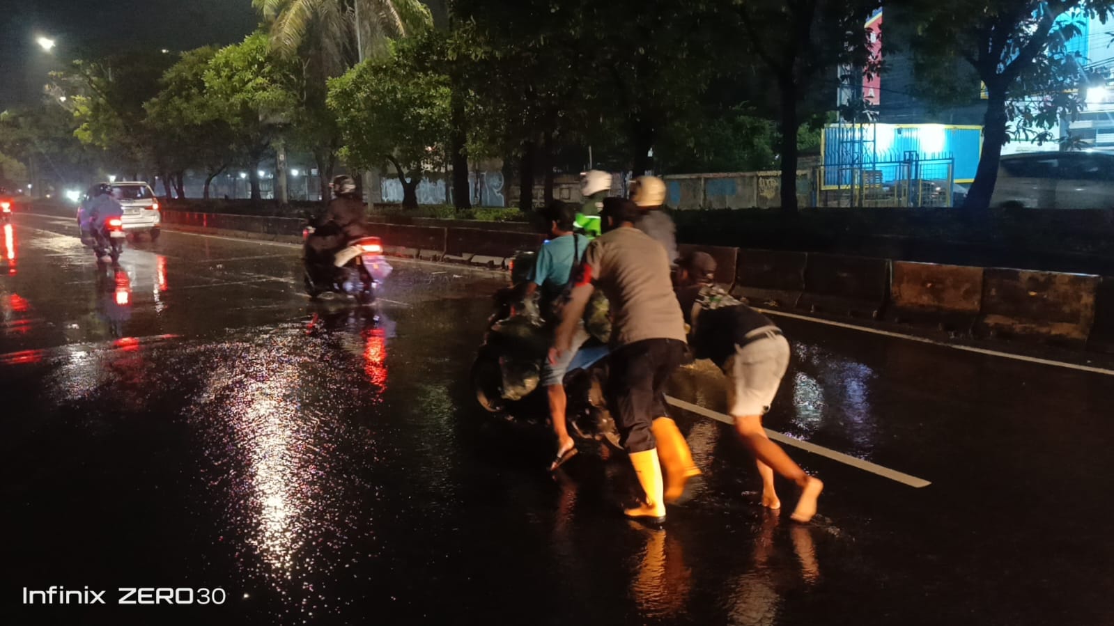 Genangan di Daan Mogot, Personel Polsek Cengkareng Atur Lalin Beri Pelayanan Pengguna Jalan
