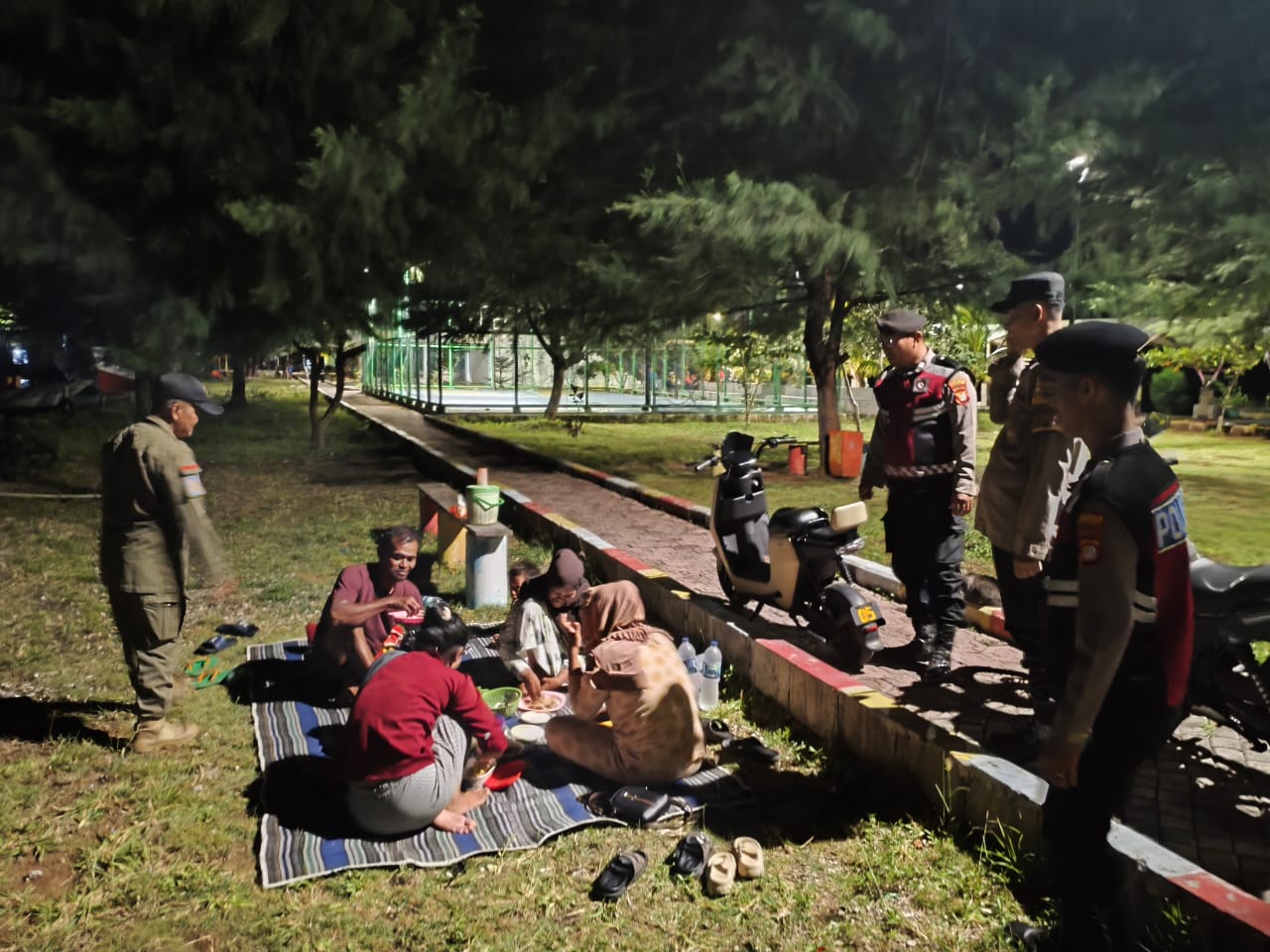 Sinergitas TNI–Polri Diperkuat, Patroli Malam Gabungan Polsek Kepulauan Seribu Utara Antisipasi Tawuran dan Kejahatan Jalanan