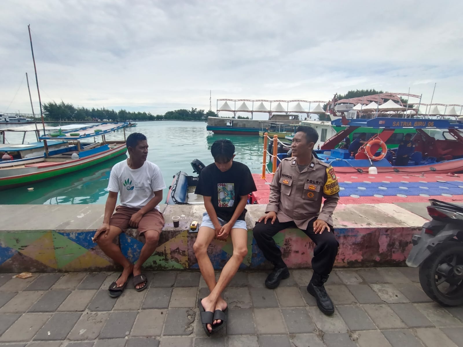Bhabinkamtibmas Pulau Kelapa Sambangi Warga, Sosialisasikan Layanan Polri 110 dan Perkuat Kamtibmas