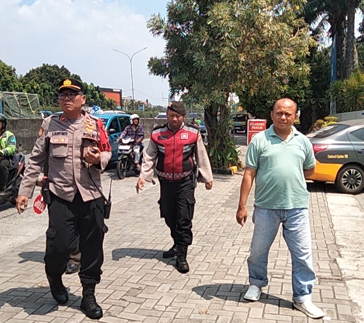 Polsek Kebon Jeruk Tingkatkan Patroli jalan kaki Cegah Gangguan Kamtibmas