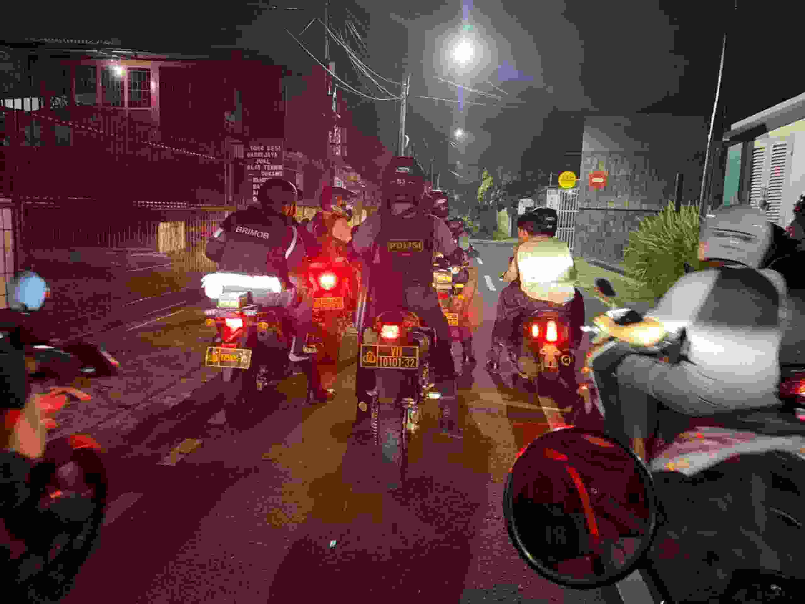 Patroli Brimob PMJ Dan Perintis Gagalkan Dugaan Tawuran di Cipinang Muara, Sajam dan Molotov Diamankan