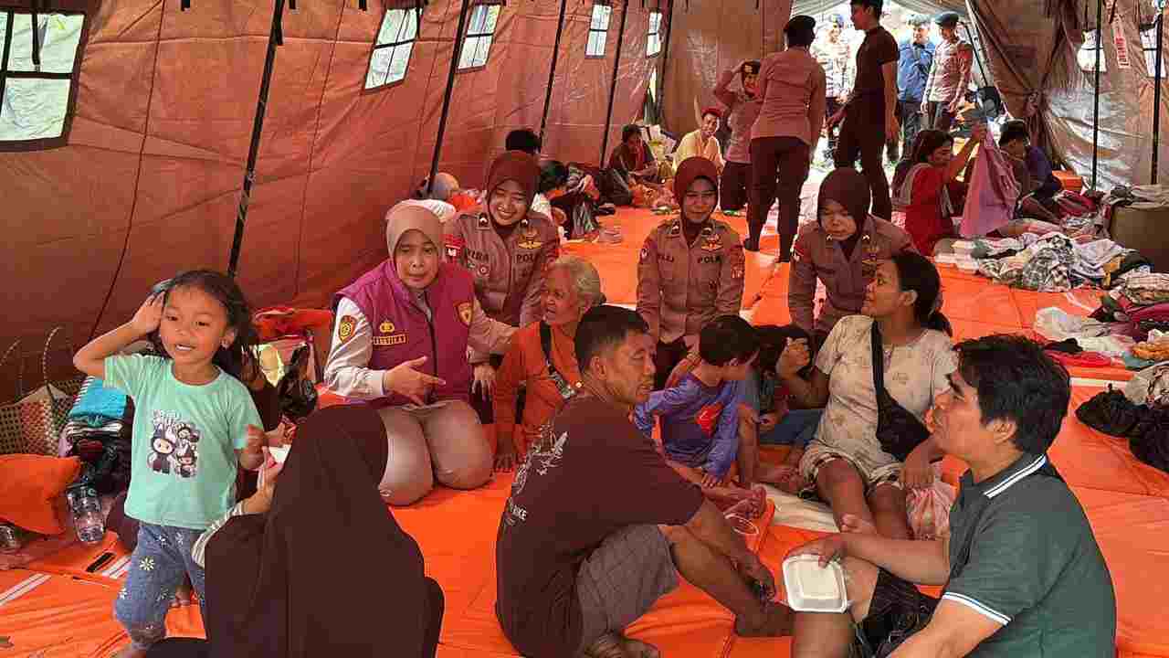 Polwan Brimob Polda Metro Jaya Berikan Trauma Healing untuk Anak-anak Korban Kebakaran Pasar Jiung Kemayoran
