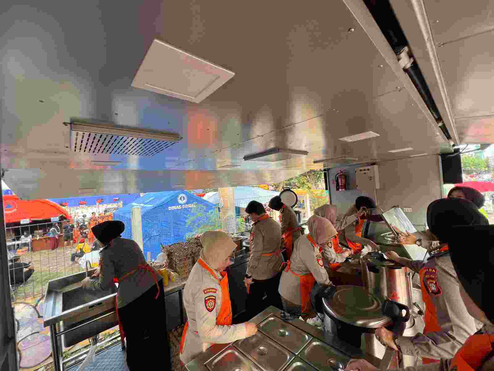 Ditpamobvit Polda Metro Bagikan 500 Boks Makanan untuk Korban Kebakaran Kemayoran*