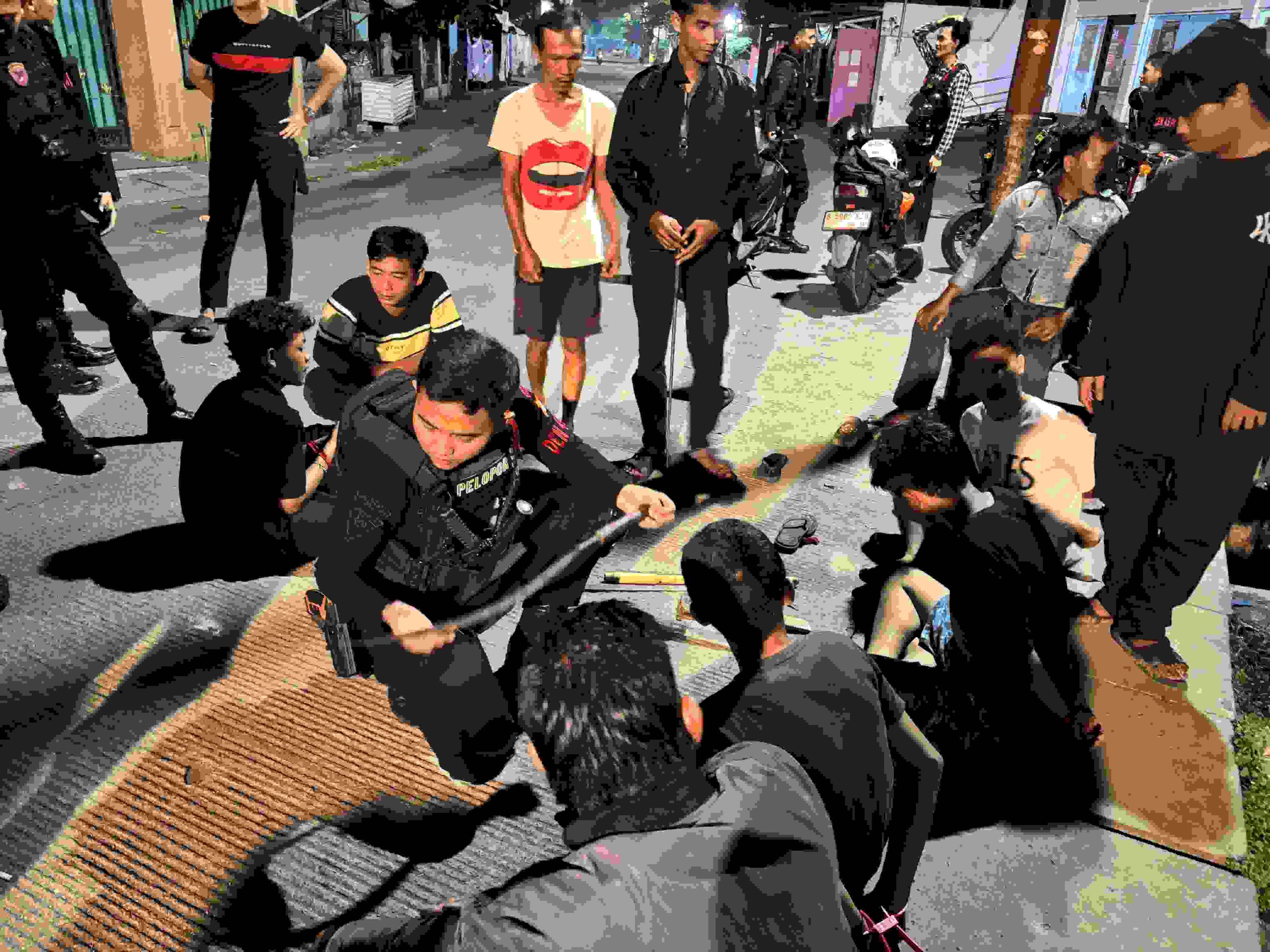 Antisipasi Tawuran Dini Hari, Tim Patra Satbrimob Polda Metro Jaya Amankan Pemuda Membawa Senjata Tajam di Bekasi