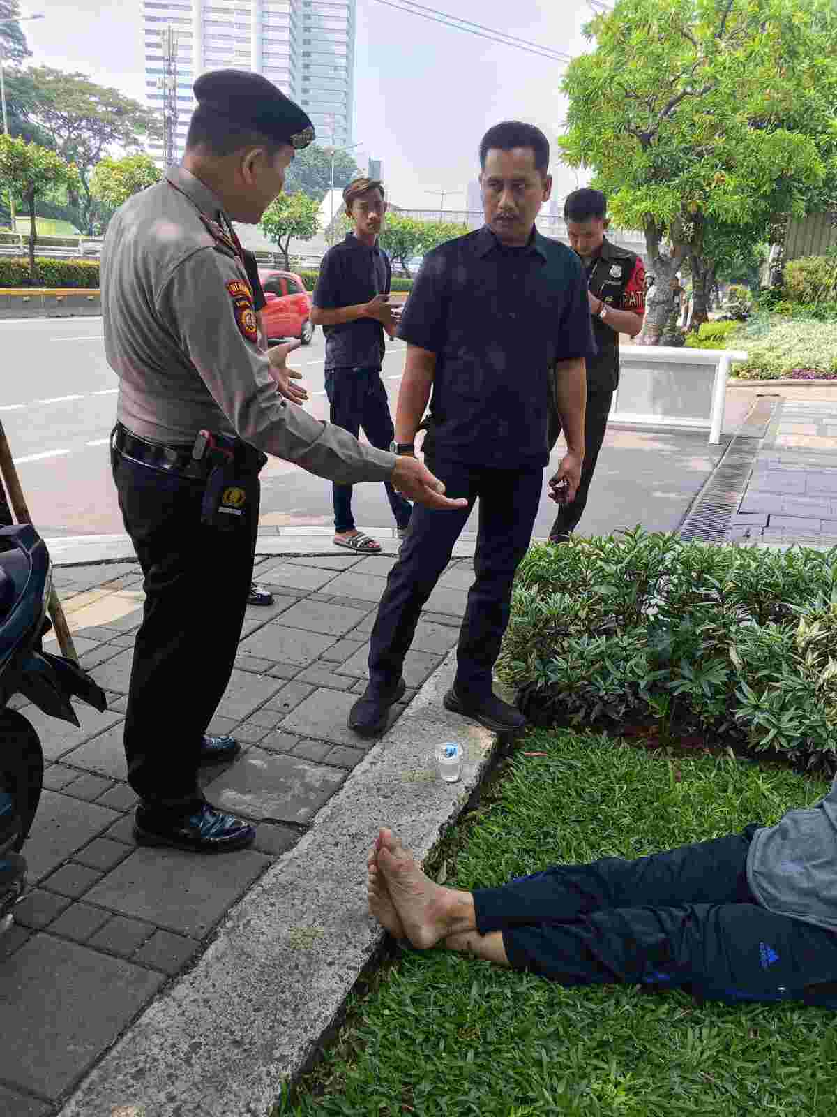 Respons Cepat Patroli Ditpamobvit PMJ Tolong Korban Kecelakaan di Gatot Subroto