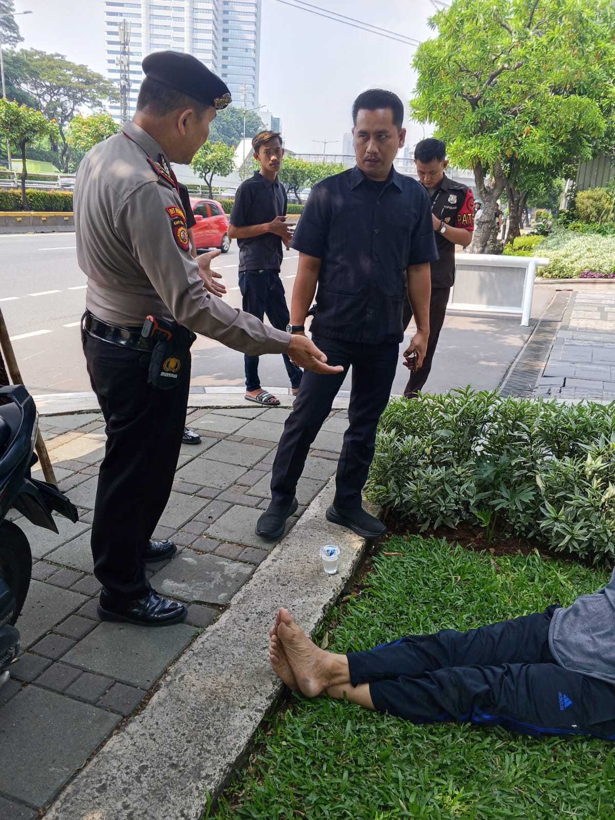 Respons Cepat Patroli Ditpamobvit PMJ Tolong Korban Kecelakaan di Gatot Subroto