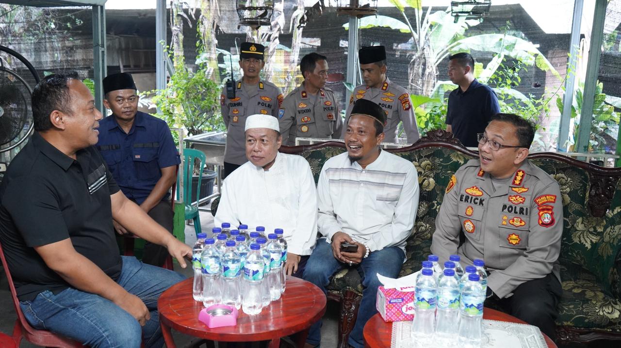 Jumat Peduli Kapolres Metro Jakarta Utara: Berbagi Beras, Menguatkan Kepedulian dan Kebersamaan Warga Sungai Bambu