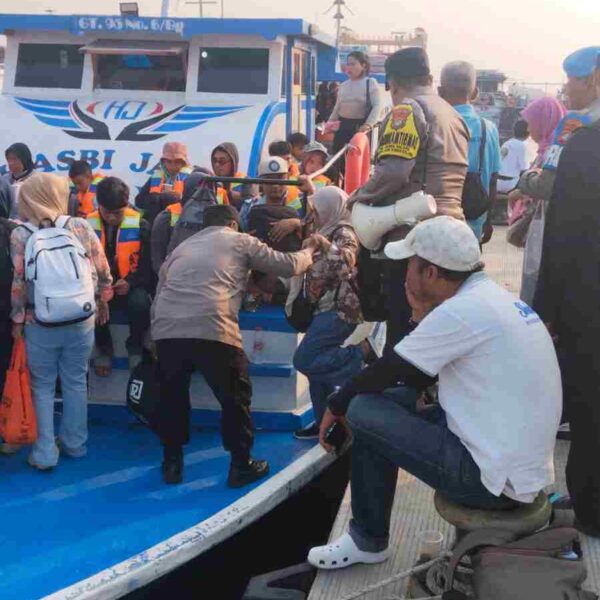Polsek Sunda Kelapa Tingkatkan Pelayanan dan Pengamanan Wisatawan di Dermaga Kali Adem Menuju Kepulauan Seribu