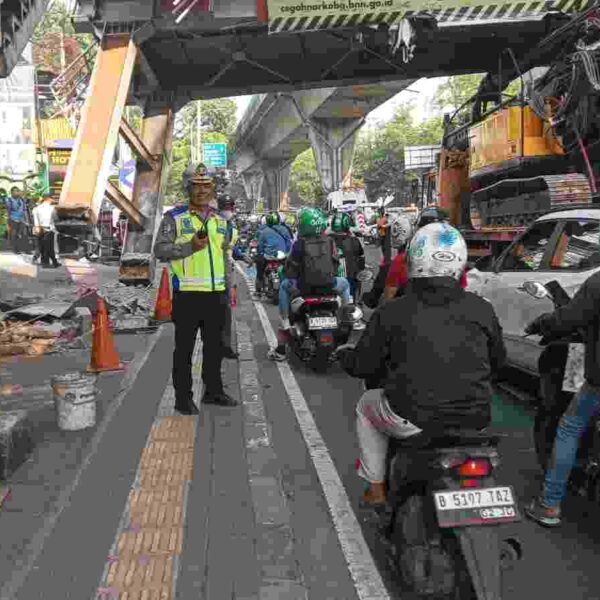 JPO Tendean Ditabrak Truk Alat Berat, Polisi Alihkan Arus Lalu Lintas