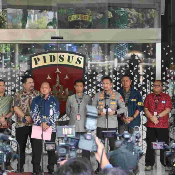 Polri Serahkan Tersangka dan Barang Bukti Perkara Dugaan Korupsi kepada Kejaksaan Agung