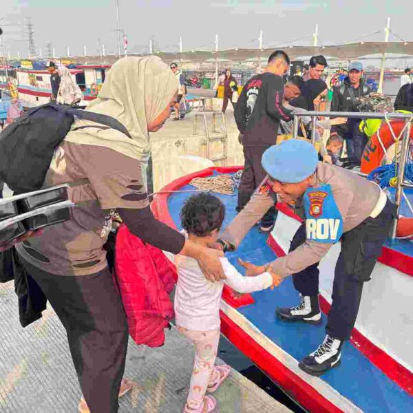 Polsek Kawasan Sunda Kelapa Perkuat Pelayanan & Pengamanan Akses Wisata Kepulauan Seribu di Dermaga Kali Adem