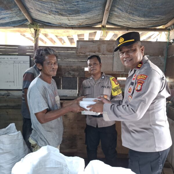 Jumat Peduli, Polsek Kawasan Kali Baru Bagikan Nasi Kotak kepada Warga sebagai Wujud Kepedulian Polri