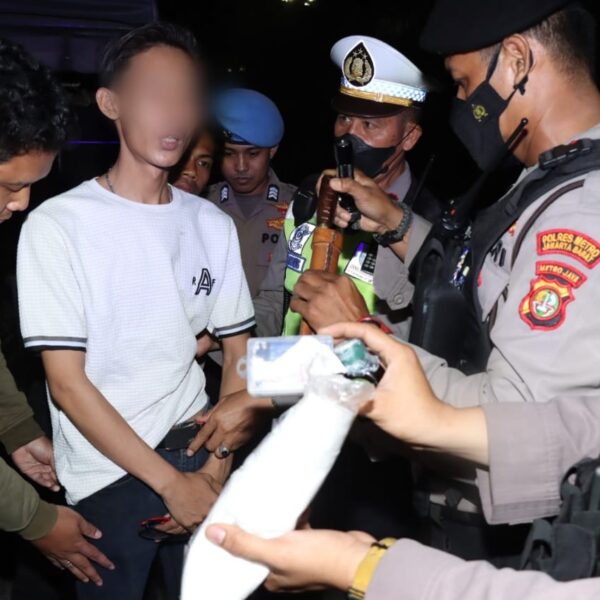 Patroli dan Razia Stasioner Jumat Dini Hari Polres Metro Jakarta Barat Amankan Dua Terduga Penyalahguna Narkoba dan Sebilah Pisau