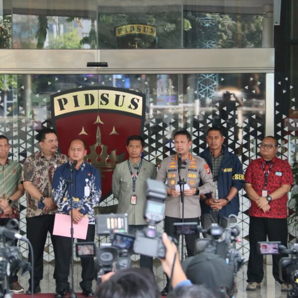 Polri Serahkan Tersangka dan Barang Bukti Perkara Dugaan Korupsi kepada Kejaksaan Agung