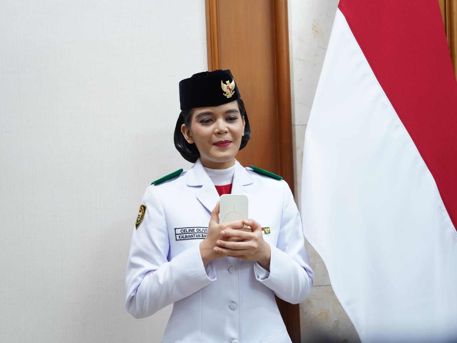 HUT ke-81 RI, Celina Olivia Bangga dan Terharu Bawa Baki Merah Putih di Hadapan Prabowo