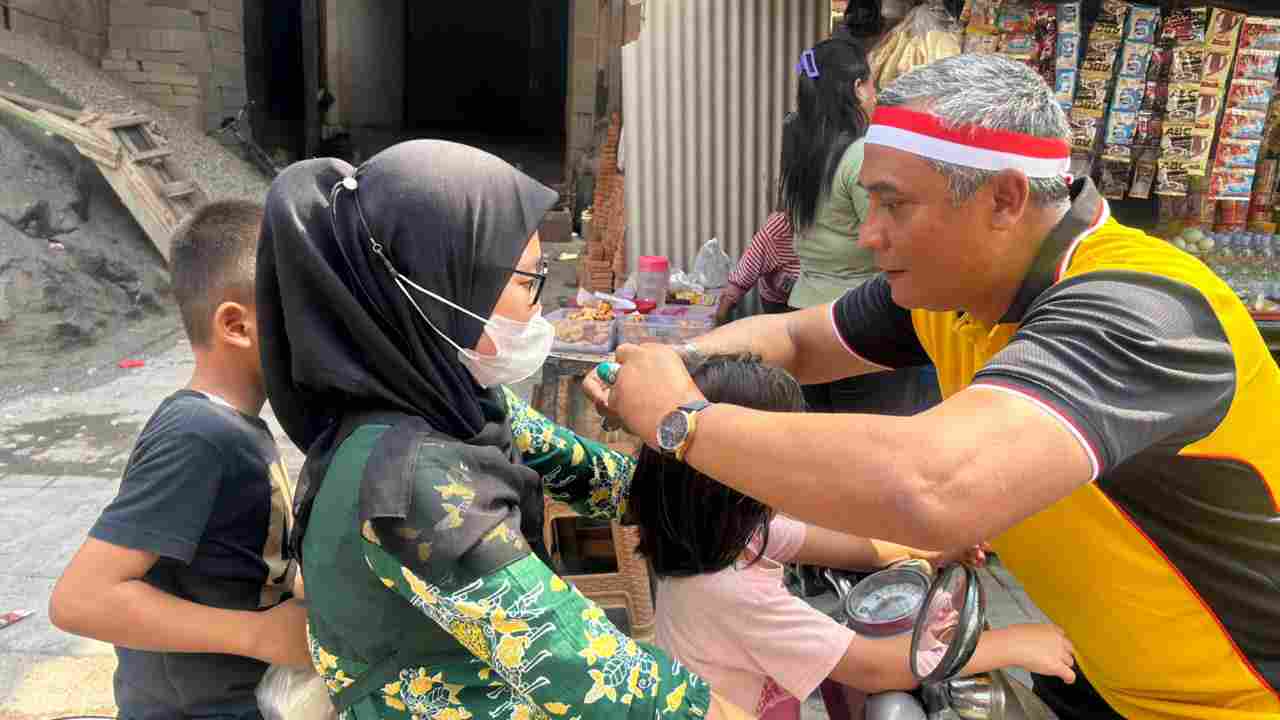 Polsek Koja Bangkitkan Semangat Kemerdekaan, Bagikan 100 Pita Merah Putih kepada Pengendara