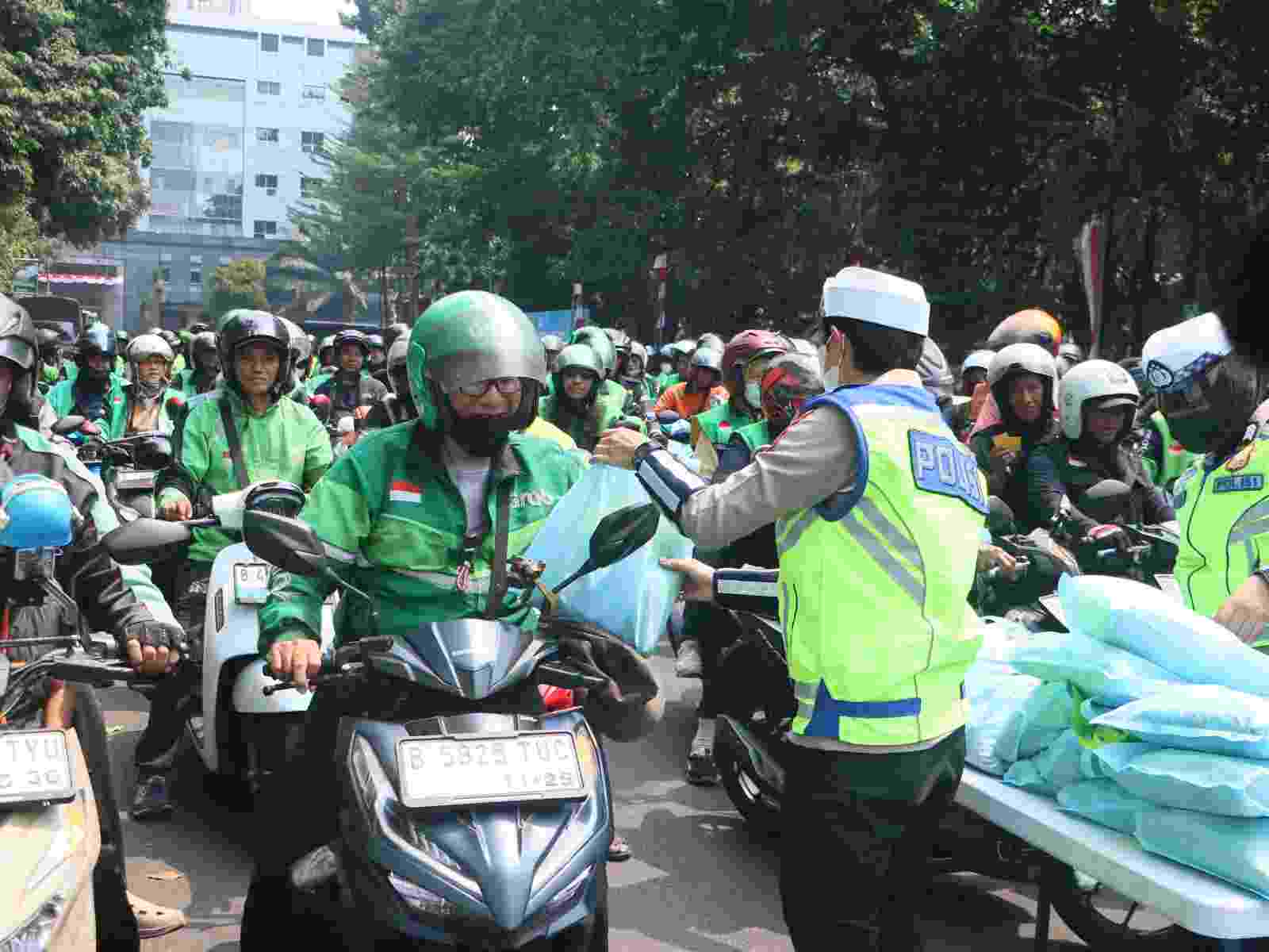 Jumat Peduli, Polda Metro Jaya Pererat Silaturahmi dengan Pengemudi Ojol