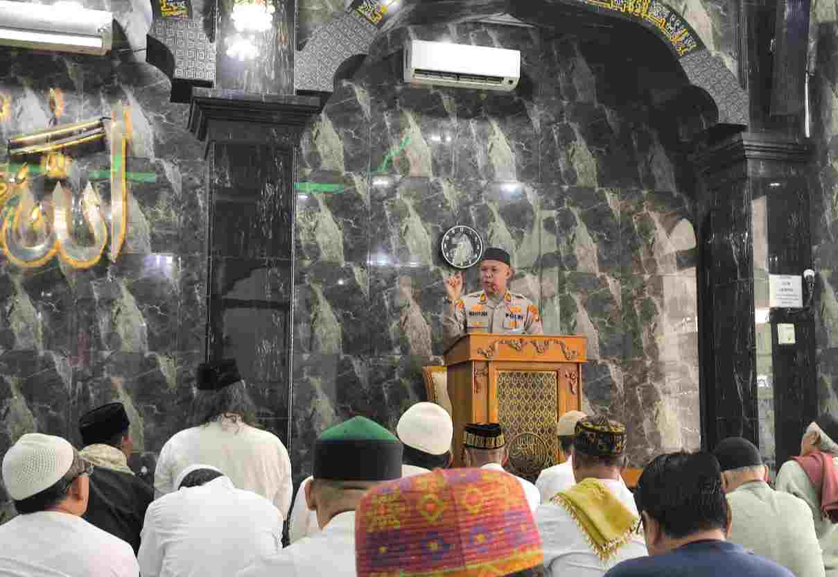Jaga Jakarta On The Spot, Kapolsek Bekasi Barat Sampaikan Pesan Kamtibmas di Masjid Baiturrahman