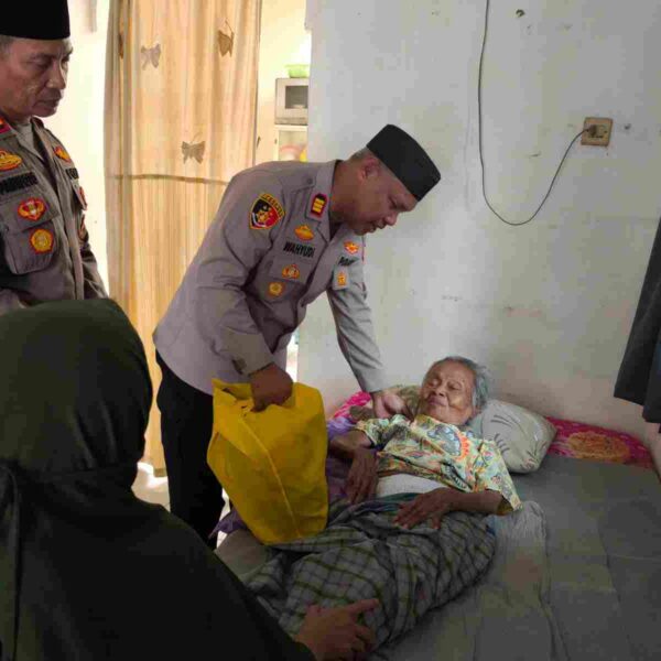 Jaga Jakarta On The Spot, Kapolsek Bekasi Barat Kunjungi Warga Sakit dan Lansia di Jakasampurna