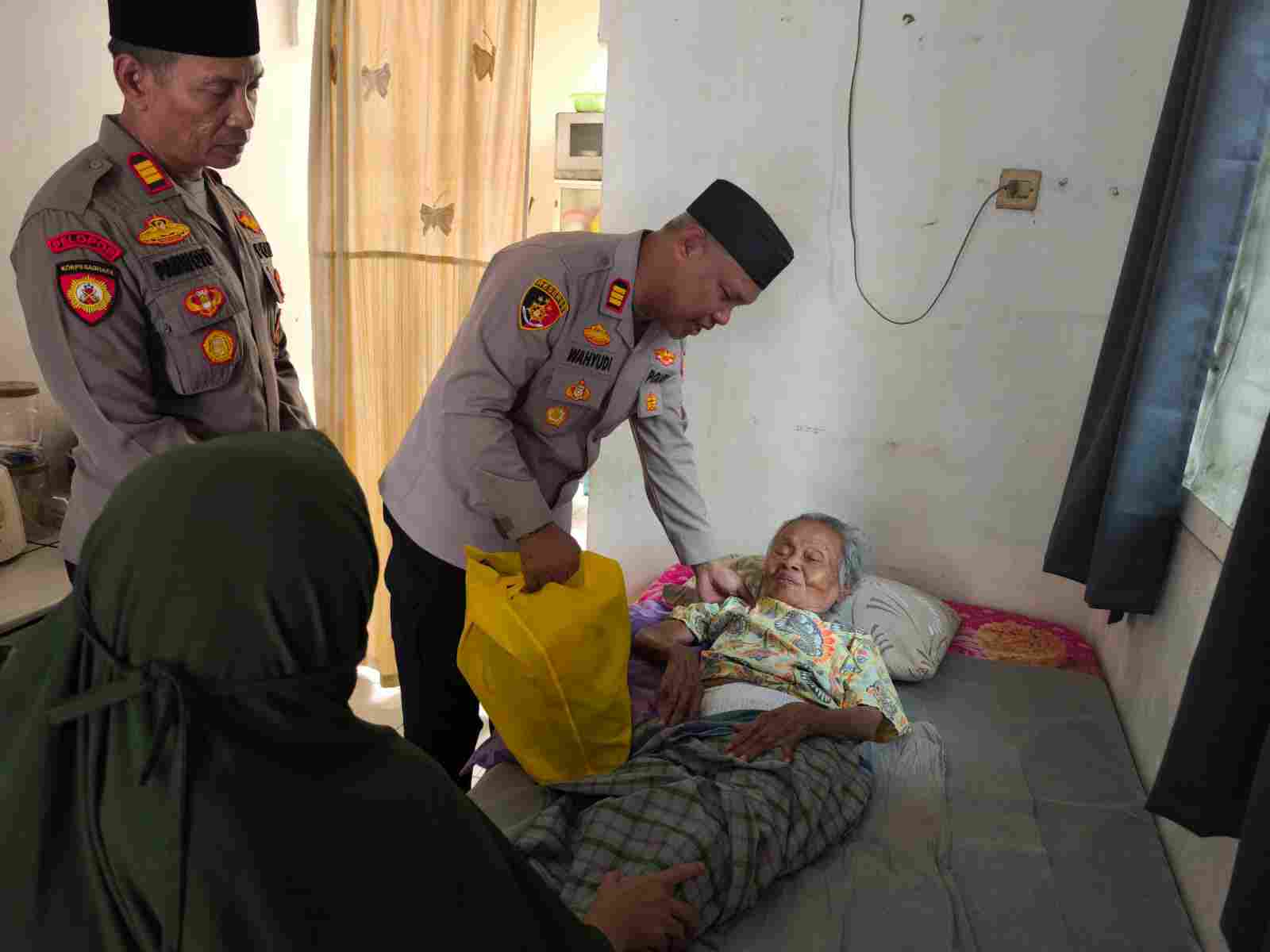 Jaga Jakarta On The Spot, Kapolsek Bekasi Barat Kunjungi Warga Sakit dan Lansia di Jakasampurna