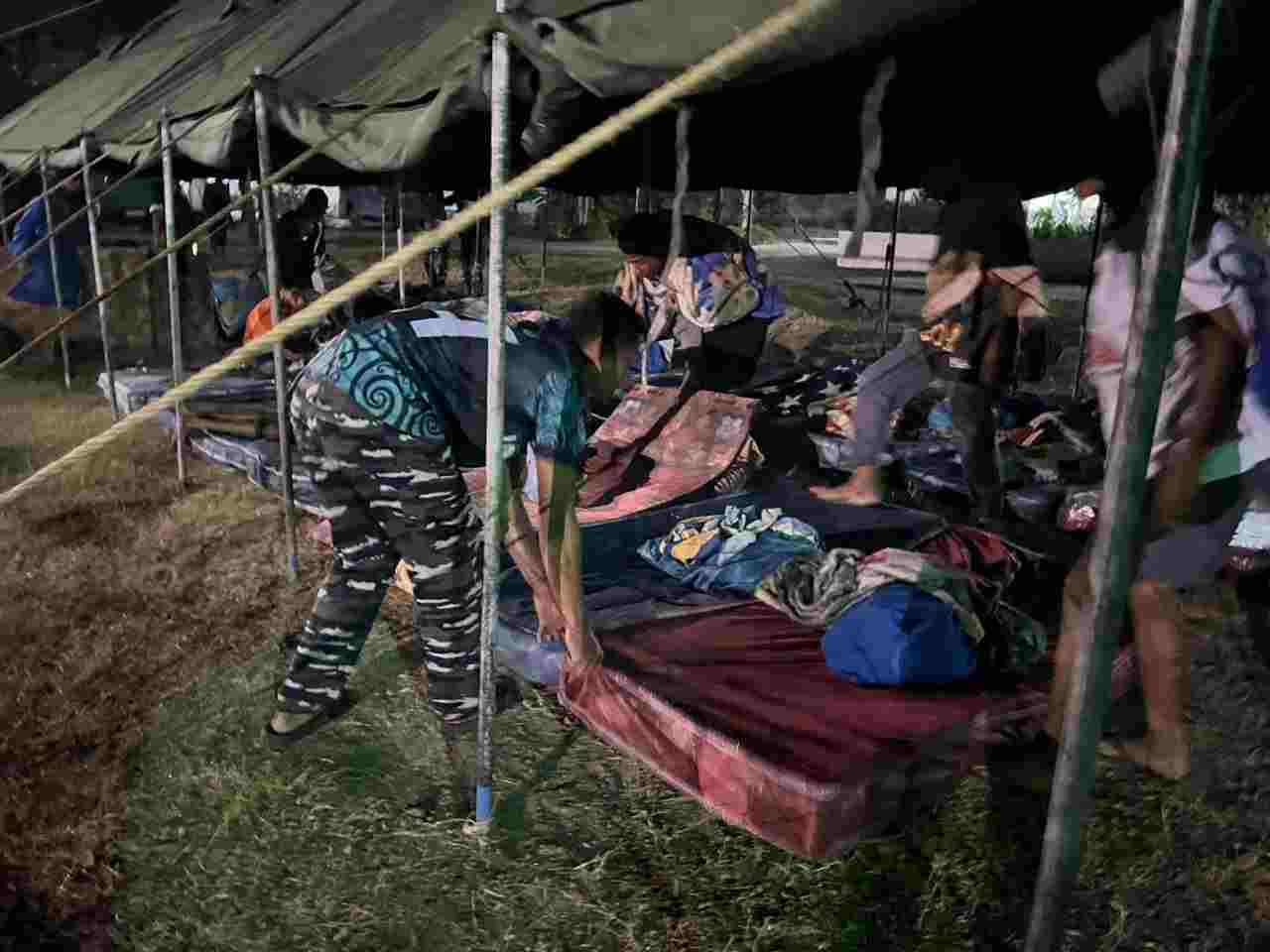 Gerak Cepat TNI AL Dirikan Tenda Darurat Untuk Ratusan Siswa Seminar Pasca Gempa FLORES