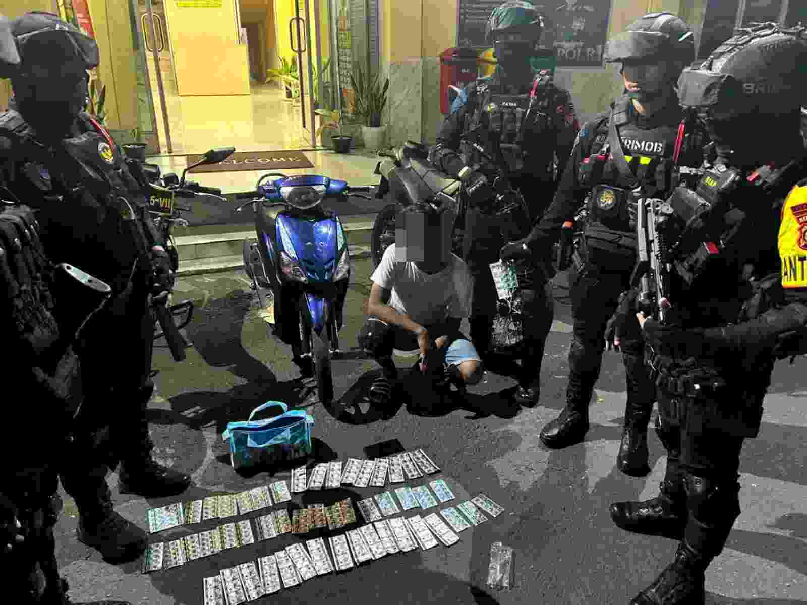 Brimob Polda Metro Jaya Amankan Pemuda Bawa 530 Butir Obat Keras di Tanah Abang