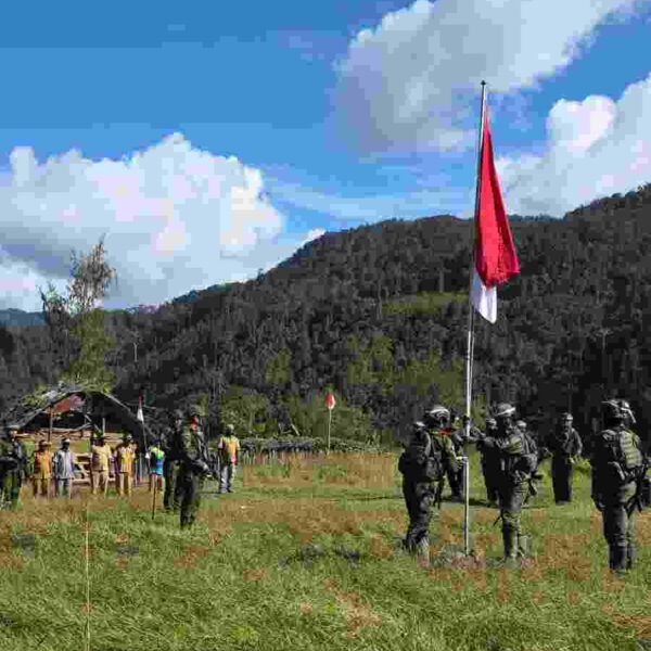 Menembus Keterisolasian Ugimba: Misi Pengabdian Koops TNI Habema Mengibarkan Merah Putih di Kaki Gunung Cartenz