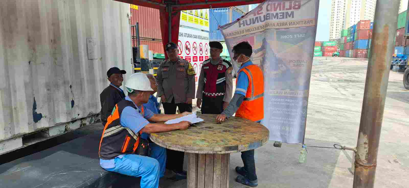 Jaga Jakarta On The Spot di Pelabuhan Sunda Kelapa, Polisi Tampung Keluhan Buruh soal Banjir Rob